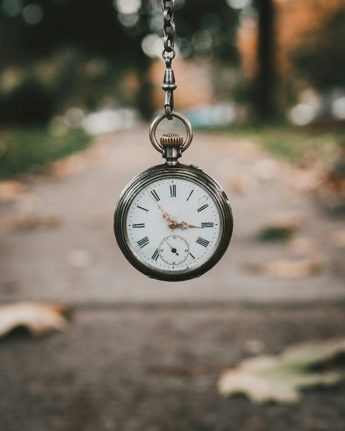 Reloj de bolsillo antiguo sobre una superficie, como símbolo del tiempo que queda antes de la PAES