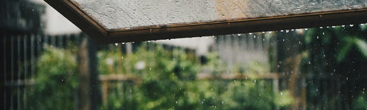 Gotas de lluvia en una ventana: qué decirle a un hijo adolescente triste