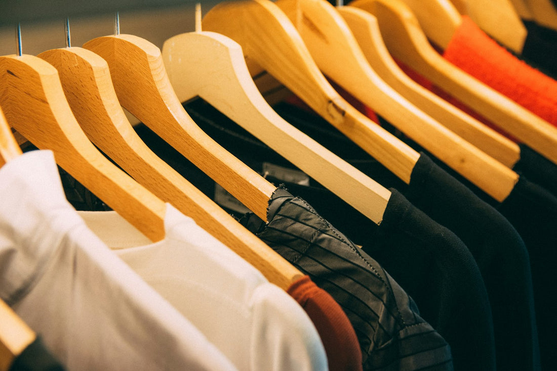 Ropa colgada en una percha de madera: adolescente inseguro que no se viste como quiere