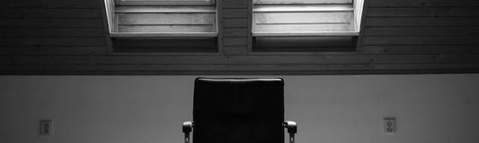 Silla junto a una ventana en blanco y negro: acompañar a un hijo adolescente que puede repetir de curso