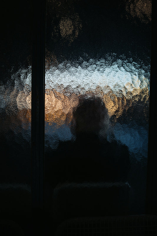 Silueta de una persona detrás de un vidrio texturado: adolescente pendiente de lo que piensan los demás